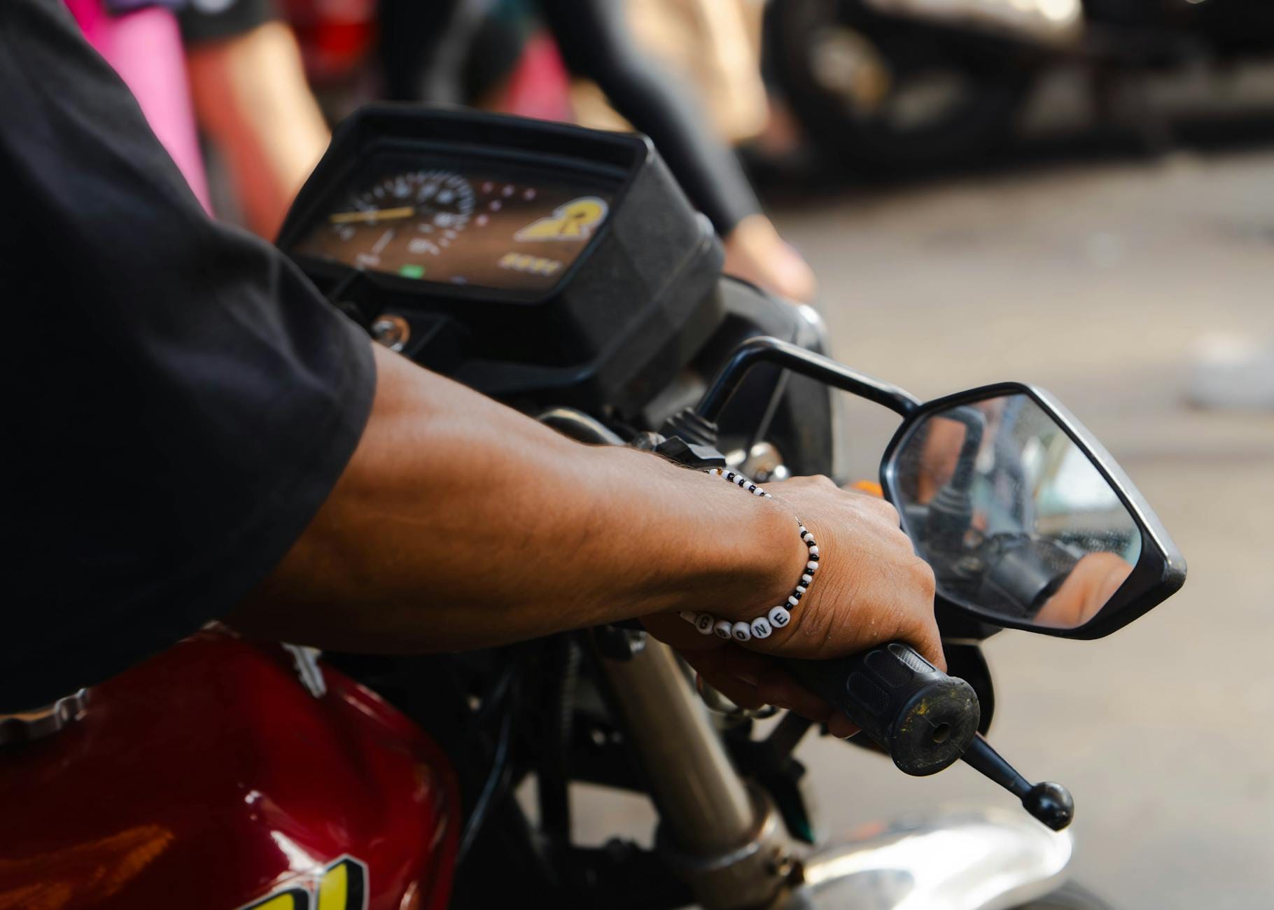 Dłoń początkującego motocyklisty trzymająca kierownicę na zewnątrz