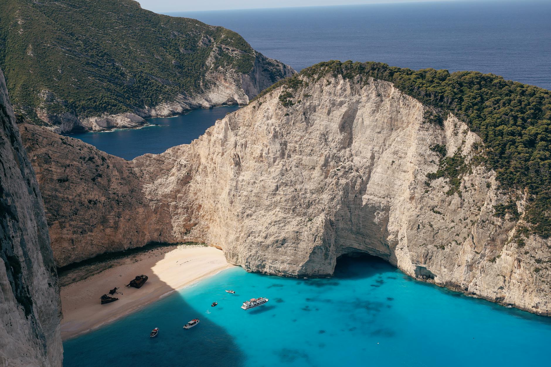 Lotniczy widok plaży Navagio z turkusowym morzem na Zakynthos