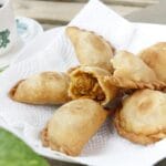 Malezyjskie przekąski z kawą na stoliku w tradycyjnej kawiarni kopitiam