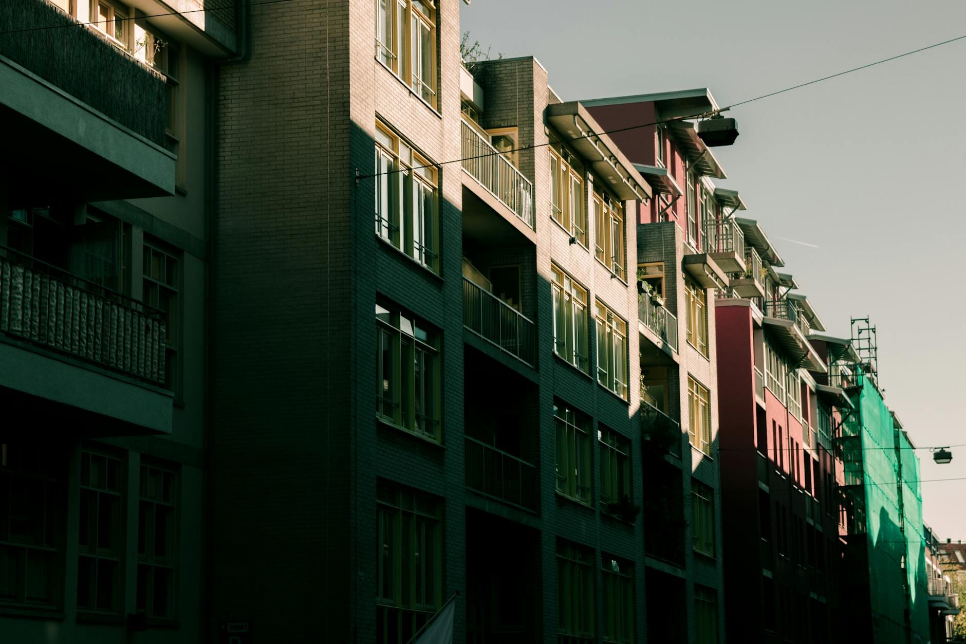 Nowoczesne, stonowane kolorystycznie bloki mieszkalne w Amsterdamie