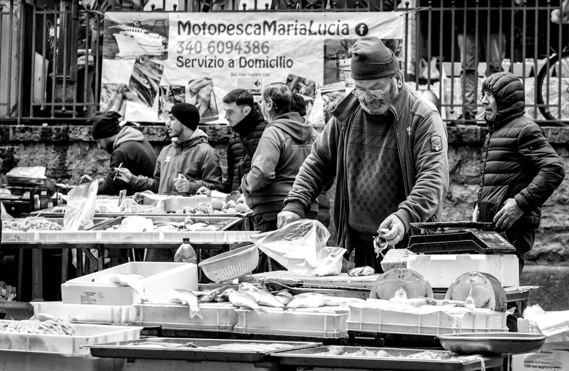 Czarno-biały tłoczny targ rybny w Katanii na Sycylii