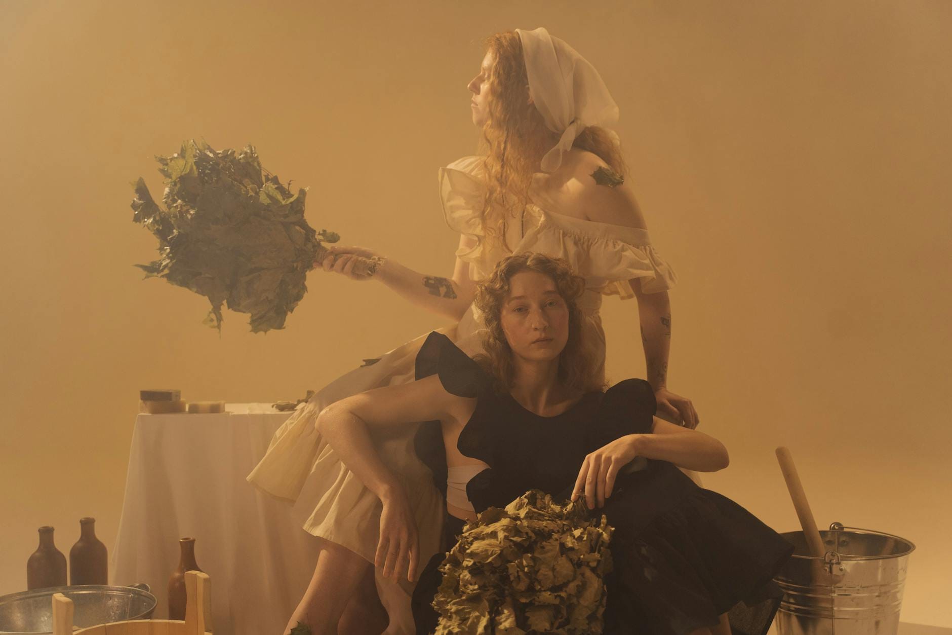 Dwie kobiety relaksują się w rosyjskiej bani na drewnianych ławach