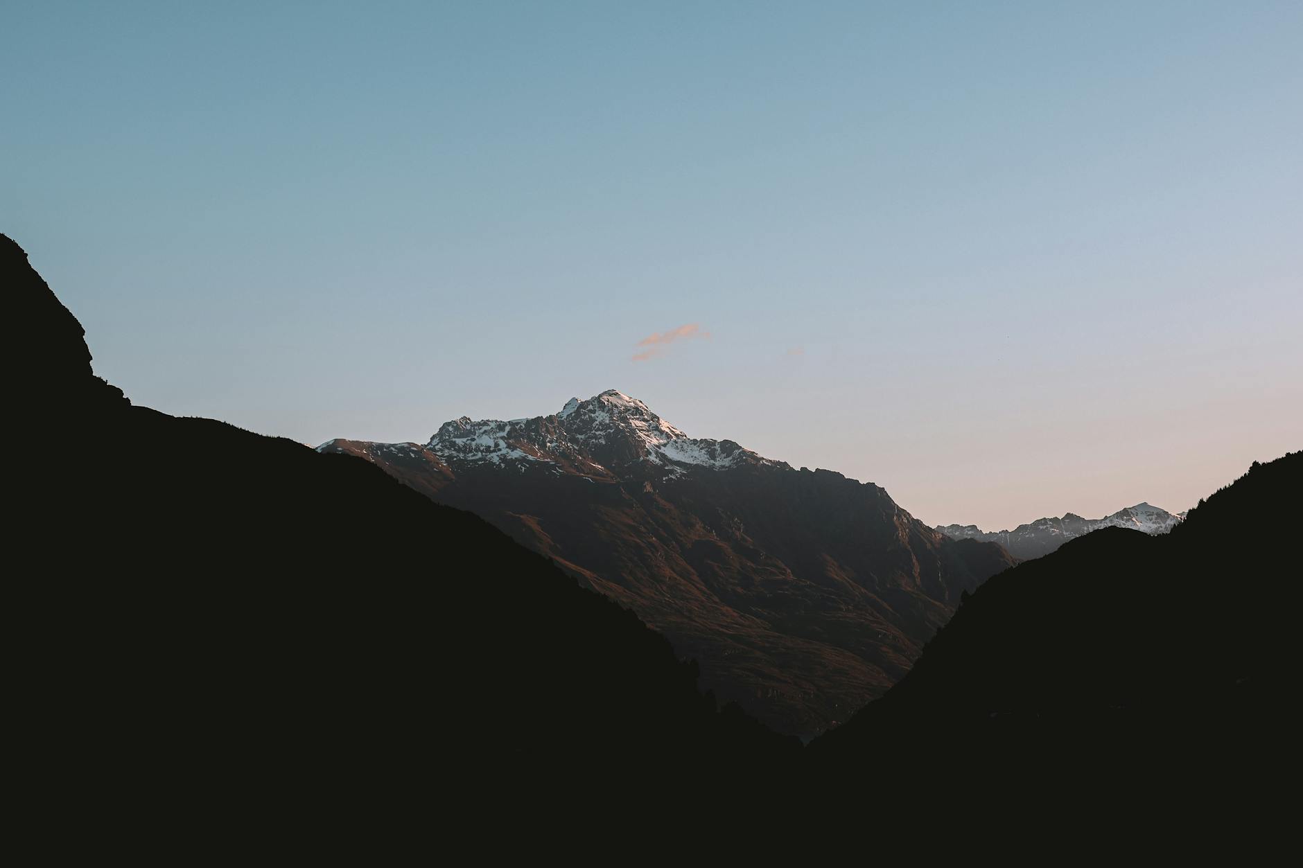 Południowe Alpy w Nowej Zelandii o zmierzchu, spokojny górski krajobraz