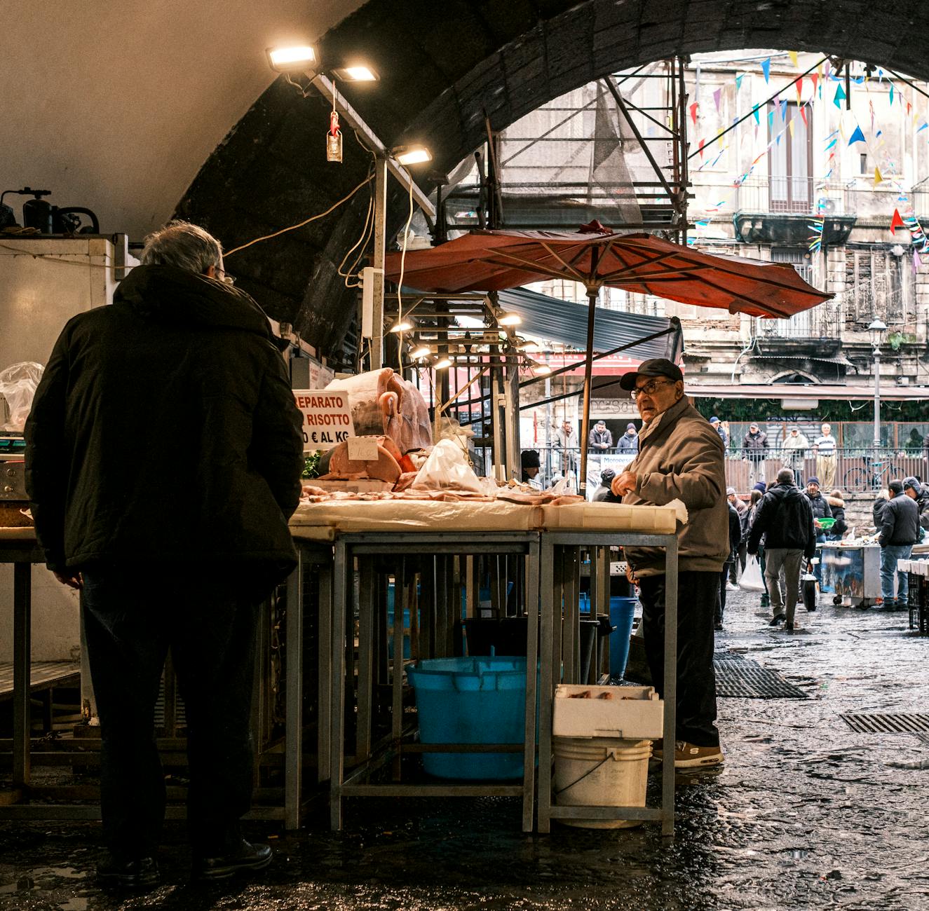 Targ rybny w Katanii z lokalnymi sprzedawcami i świeżymi rybami
