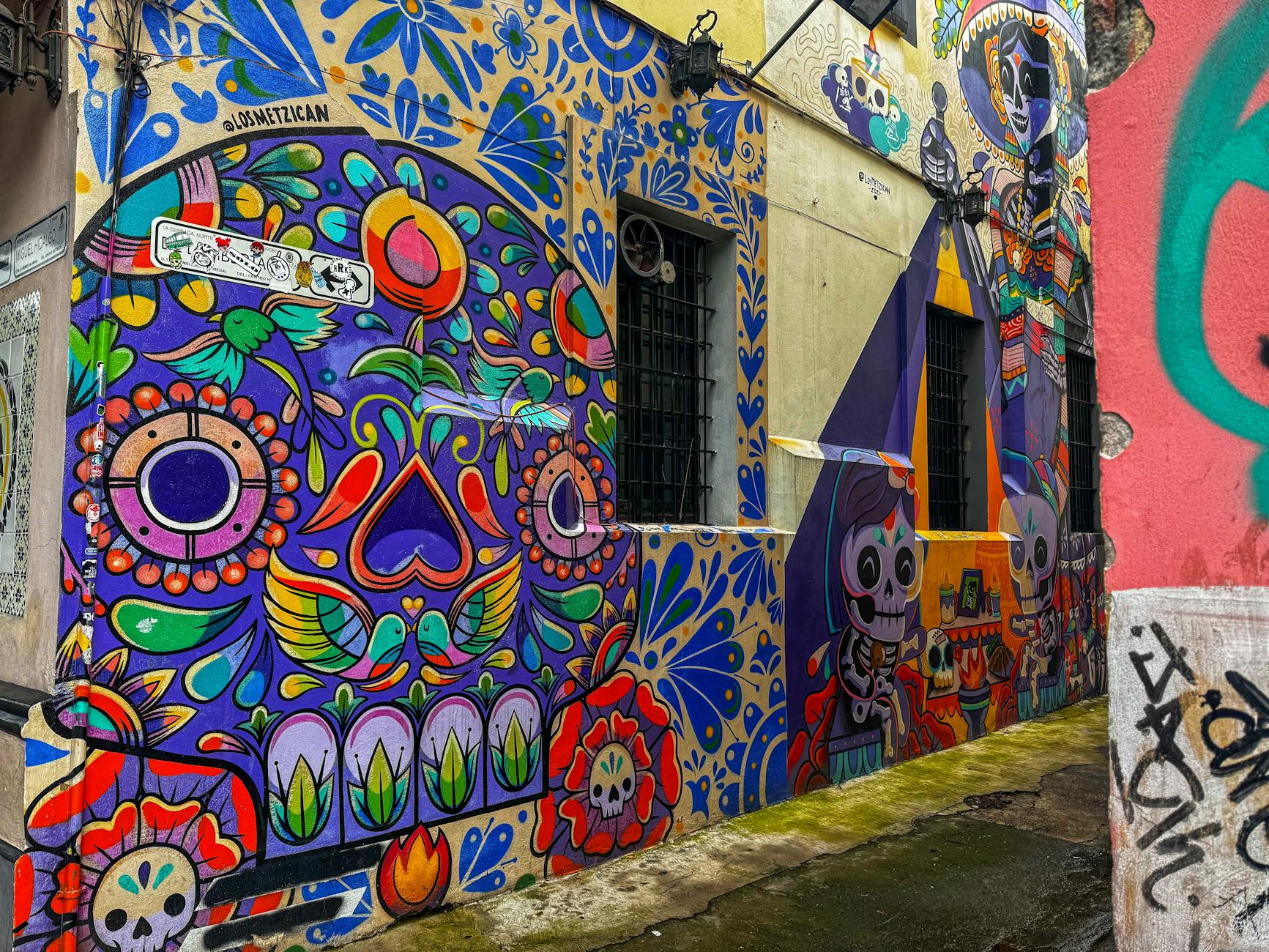 Kolorowy mural Día de los Muertos na ulicy w Toluce, Meksyk