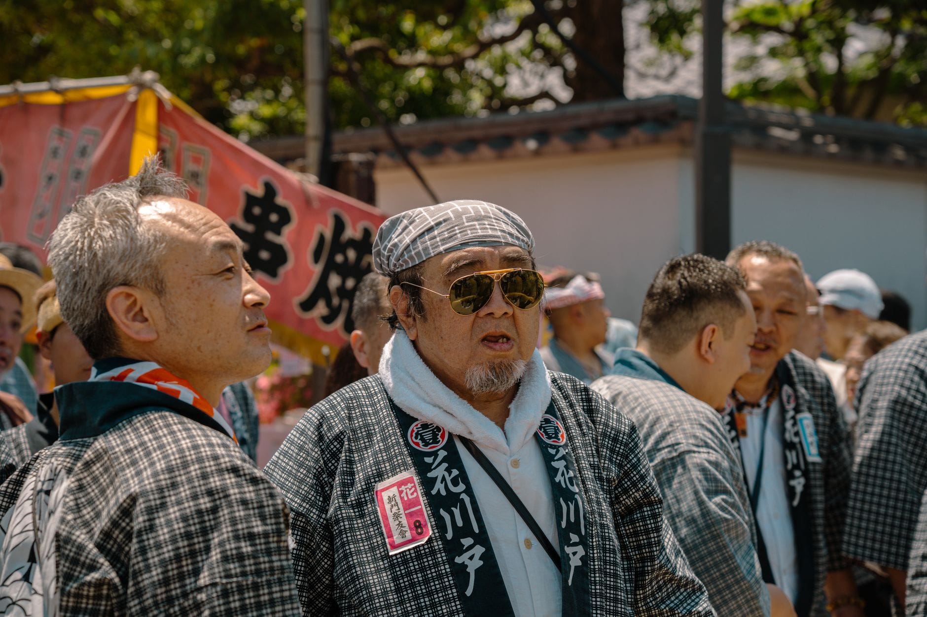 Mężczyźni w tradycyjnych strojach niosą mikoshi na tokijskim matsuri