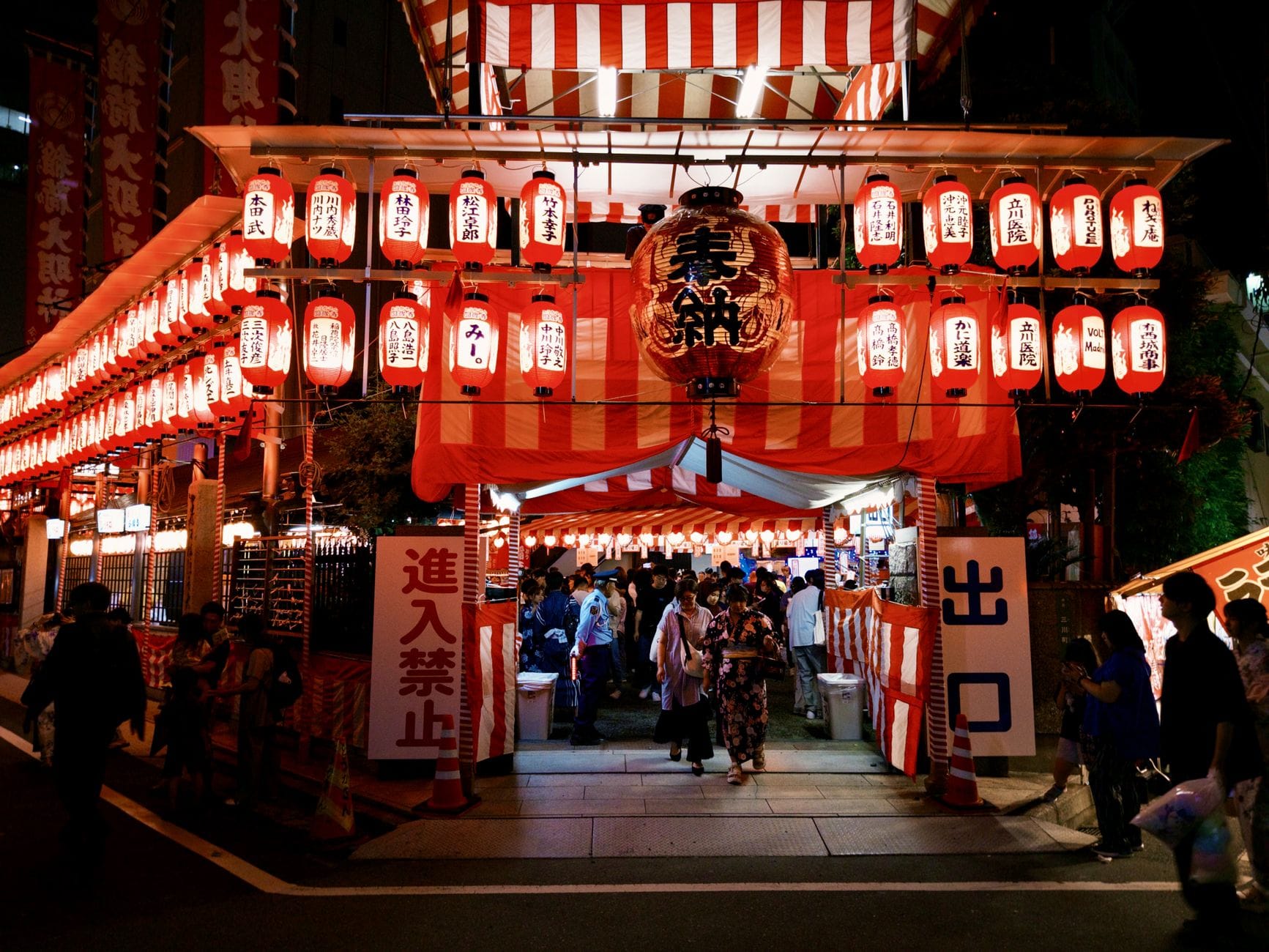 Nocne matsuri w Japonii z lampionami i ludźmi w tradycyjnych strojach