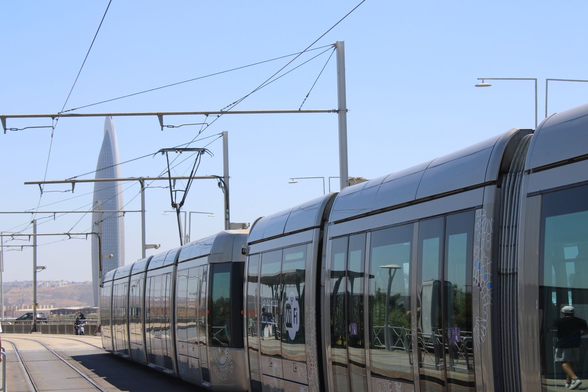 Nowoczesny tramwaj w Rabacie na tle charakterystycznej wieży