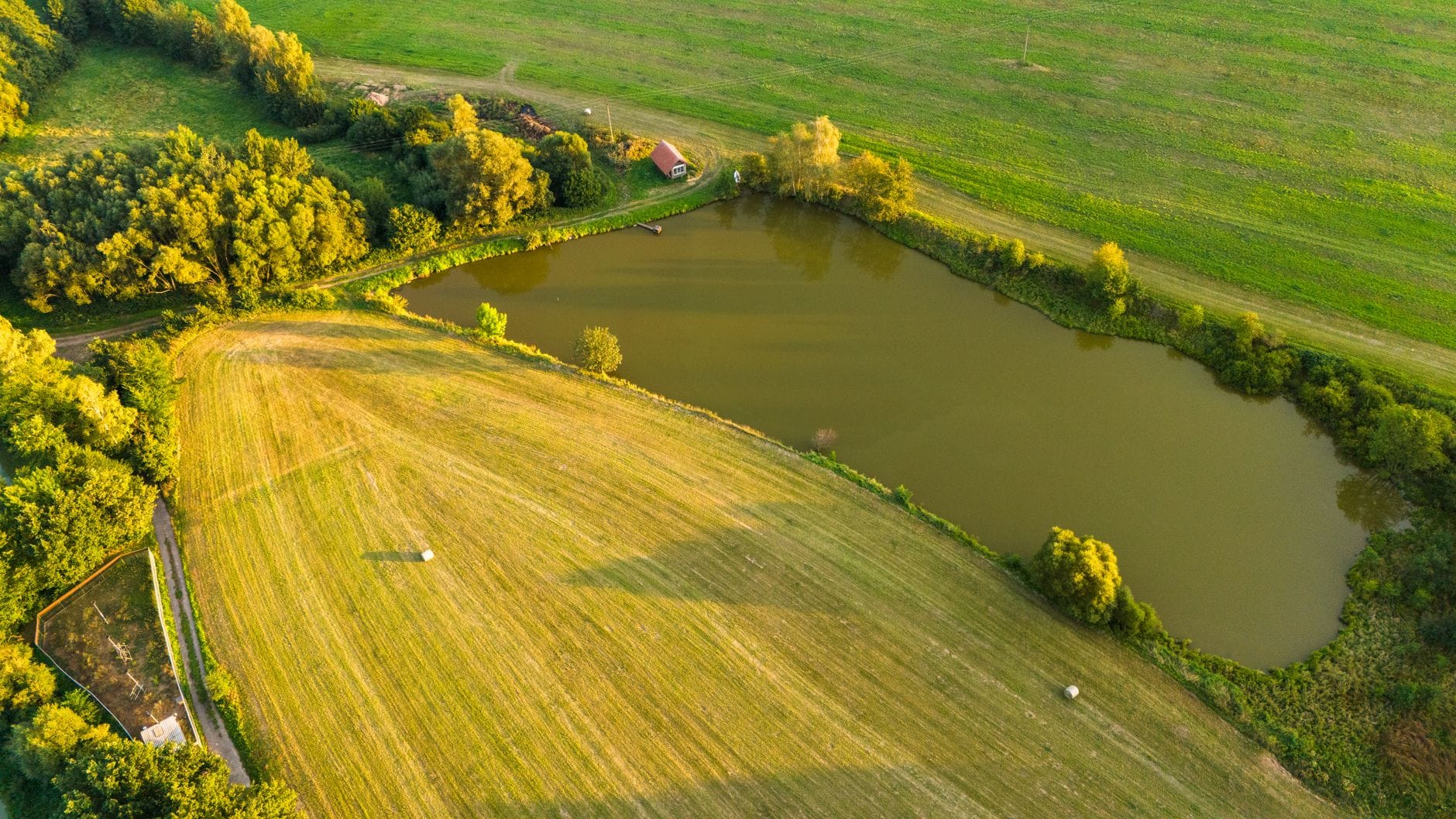 Weekend na Podlasiu: jak zaplanować relaksujący pobyt w agroturystyce wśród lasów i jezior Podlaska wieś z lotu ptaka z polami, lasem i małym jeziorem