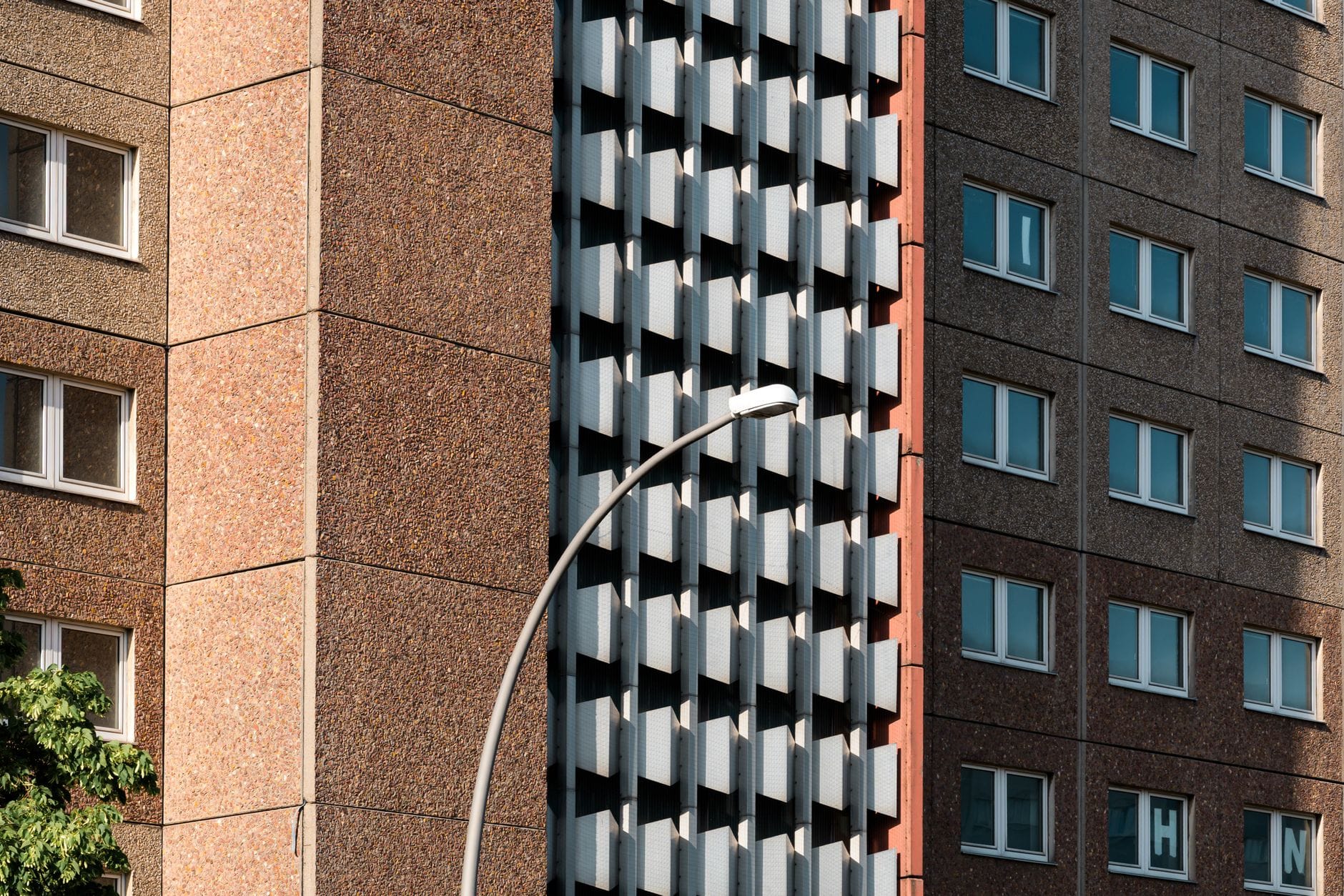 Słoneczna elewacja berlińskiego blokowiska typu Plattenbau