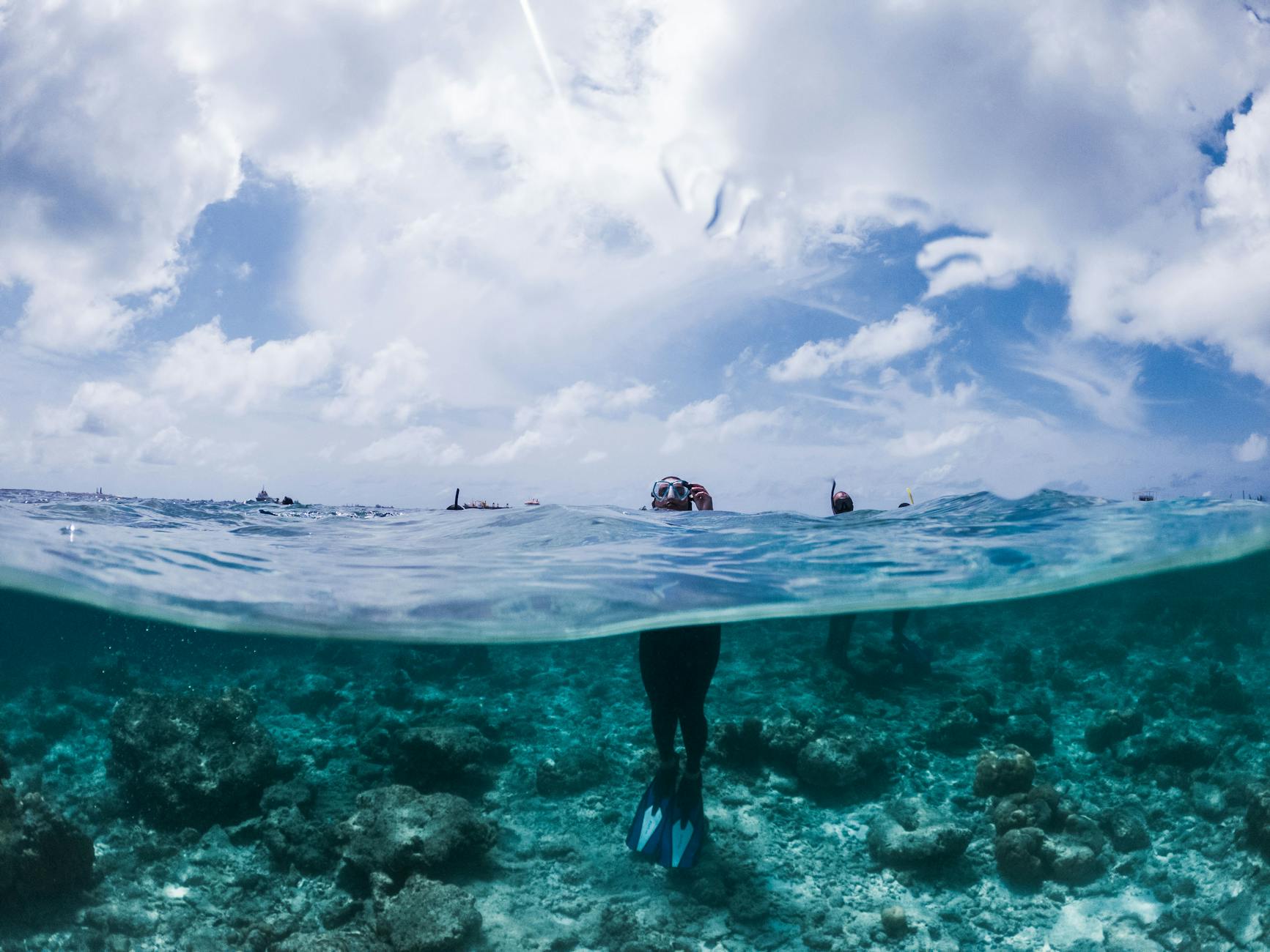 Snorkelująca osoba stojąca w turkusowej wodzie na malezyjskiej wyspie